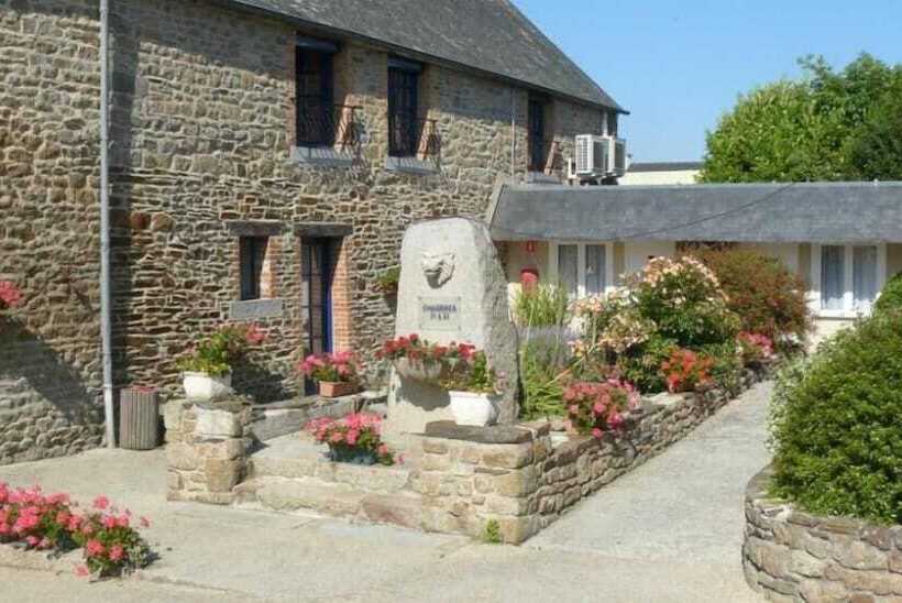 Отель The Originals Boutique, Hôtel Le Lion D'or, Fougères Ouest