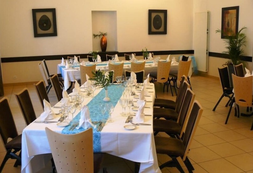 Отель The Originals Boutique, Hôtel Le Lion D'or, Fougères Ouest