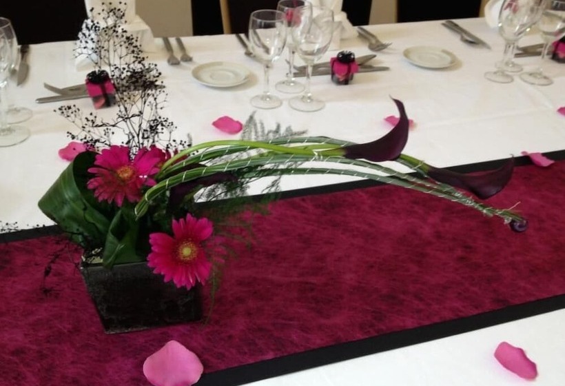 Отель The Originals Boutique, Hôtel Le Lion D'or, Fougères Ouest