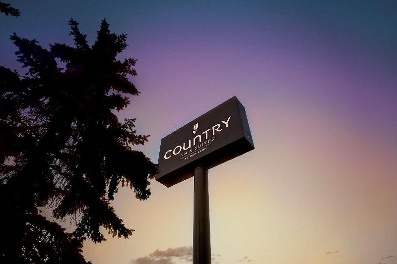 ホテル Travelodge Suites By Wyndham Regina   Eastgate Bay