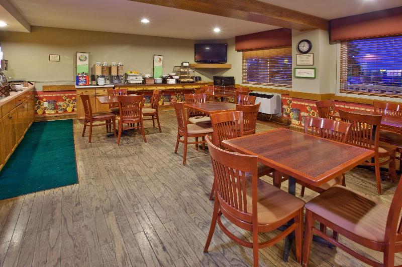 ホテル Travelodge Suites By Wyndham Regina   Eastgate Bay