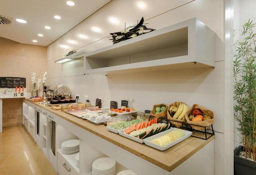 Отель Catalonia La Boquería