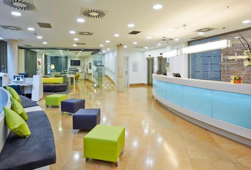 Отель Catalonia La Boquería