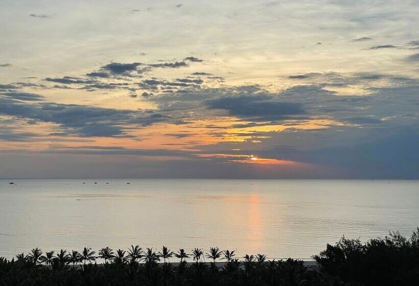 Gold Coast Hotel Resort & Spa