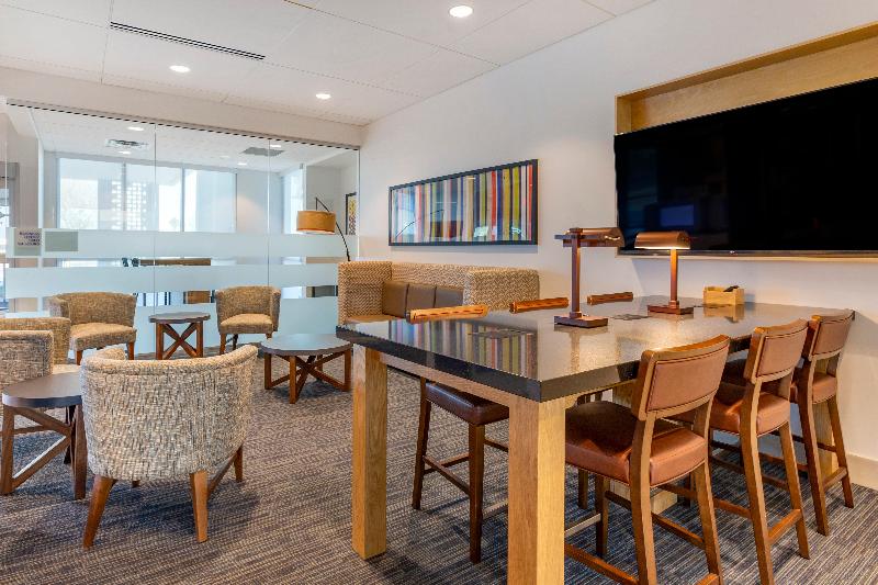 Отель Holiday Inn Express & Suites Phoenix Dwtn State Capitol, An Ihg