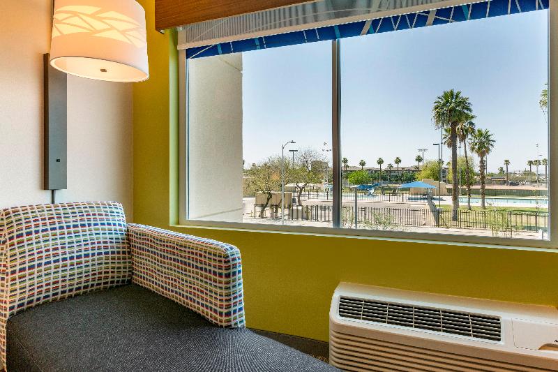 Отель Holiday Inn Express & Suites Phoenix Dwtn State Capitol, An Ihg