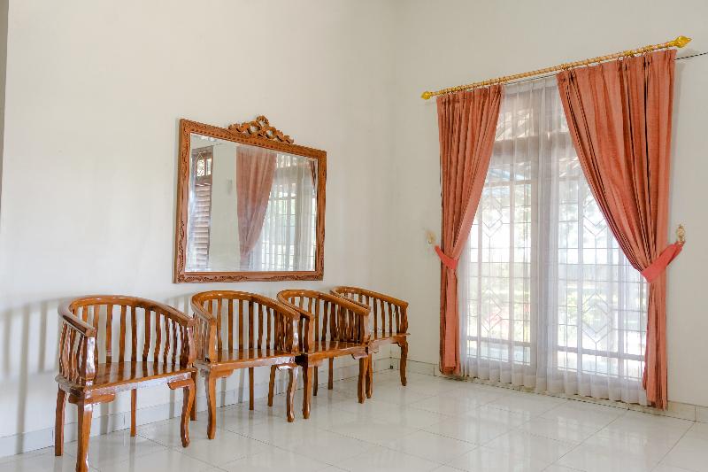 ホテル Spot On 2668 Pakis Residence