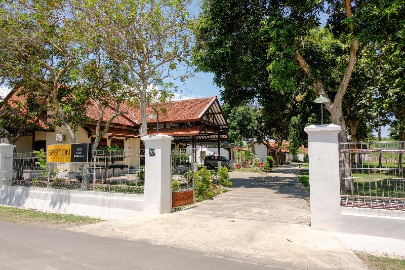 ホテル Spot On 2668 Pakis Residence