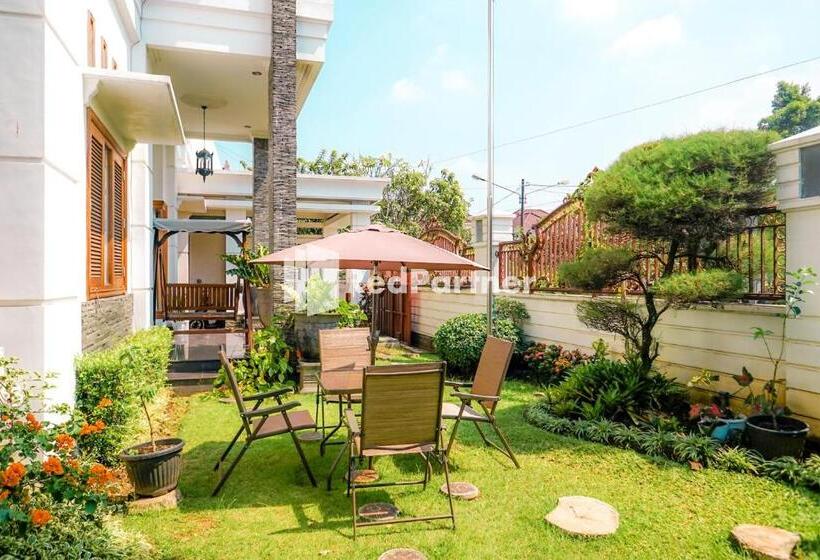 Отель Reddoorz At Daffi Araya