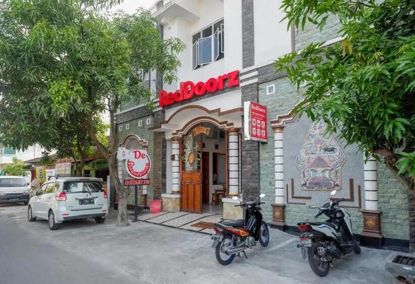 Отель Reddoorz Near Stasiun Purwosari