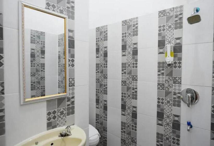 Отель Reddoorz Near Stasiun Purwosari