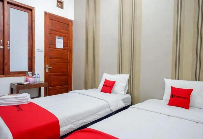 Отель Reddoorz Near Stasiun Purwosari