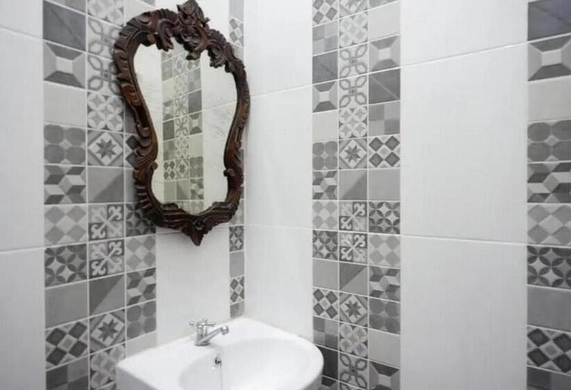 Отель Reddoorz Near Stasiun Purwosari