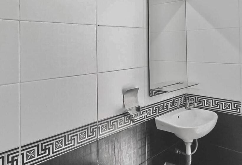 호텔 Tiara Guest House Samarinda Redpartner