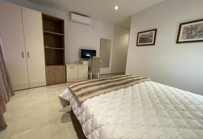 تختخواب و صبحانه La Reggia Seaview Guesthouse