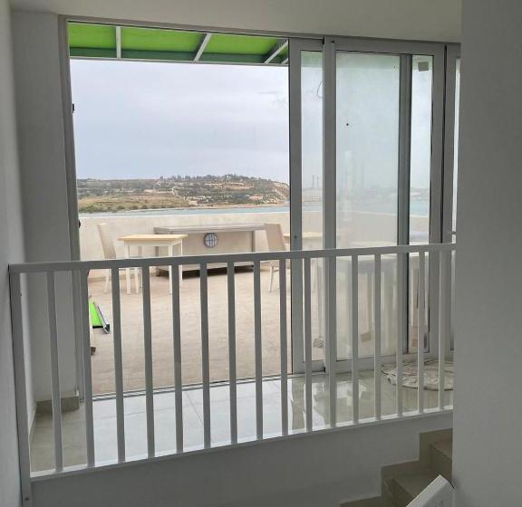 تختخواب و صبحانه La Reggia Seaview Guesthouse