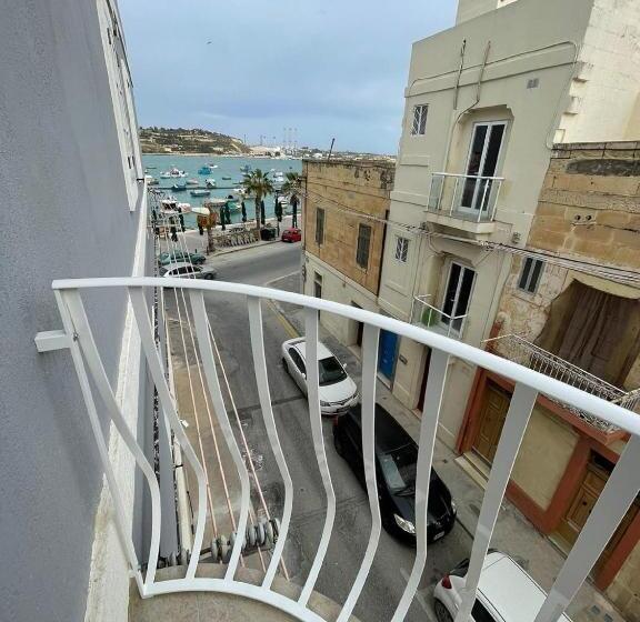 تختخواب و صبحانه La Reggia Seaview Guesthouse