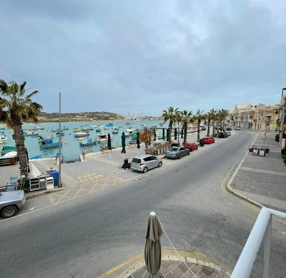 تختخواب و صبحانه La Reggia Seaview Guesthouse