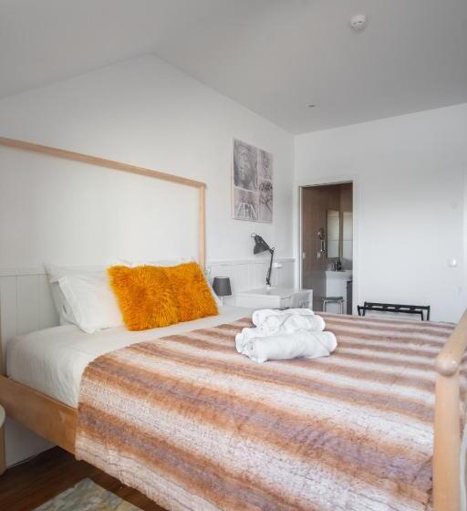 ベッドアンドブレックファースト Naval Guest House & Bistro