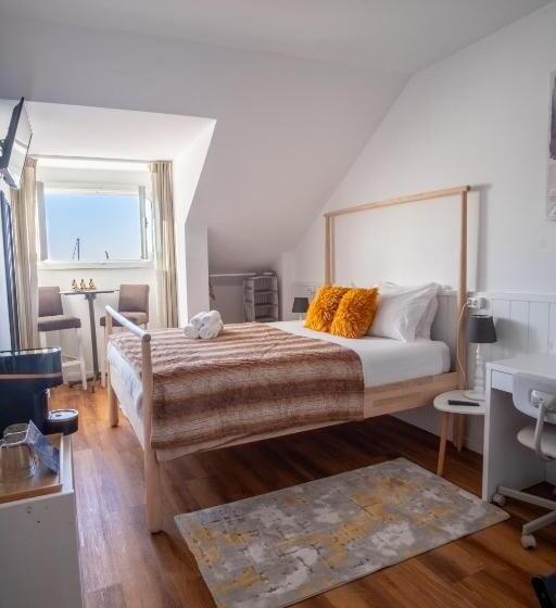 ベッドアンドブレックファースト Naval Guest House & Bistro