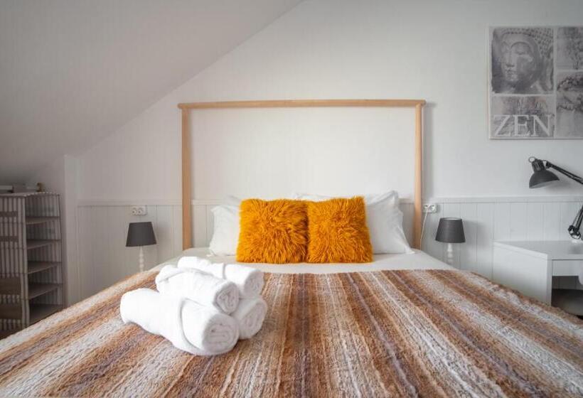 ベッドアンドブレックファースト Naval Guest House & Bistro