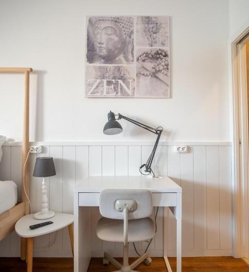 ベッドアンドブレックファースト Naval Guest House & Bistro