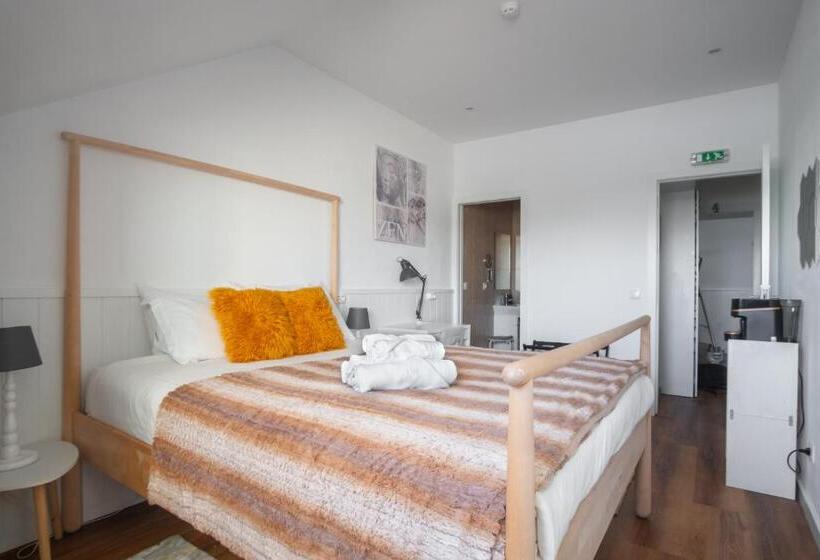 ベッドアンドブレックファースト Naval Guest House & Bistro