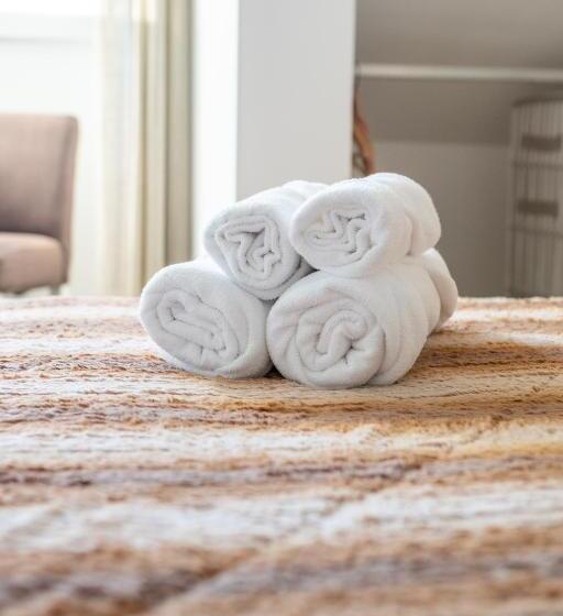 ベッドアンドブレックファースト Naval Guest House & Bistro