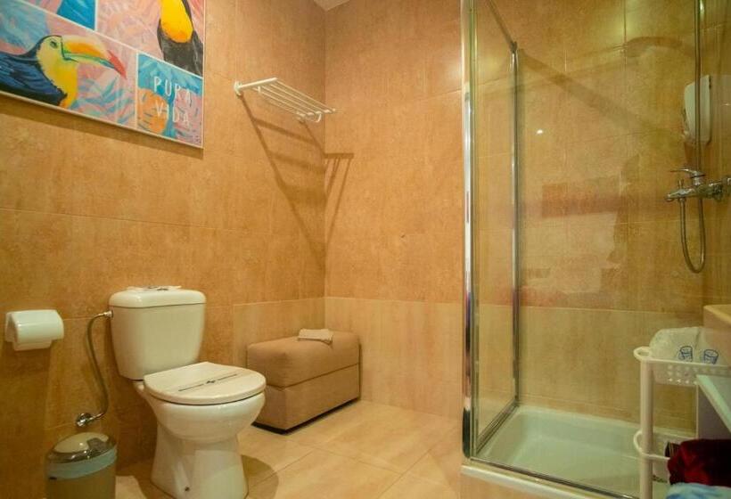 ベッドアンドブレックファースト Naval Guest House & Bistro