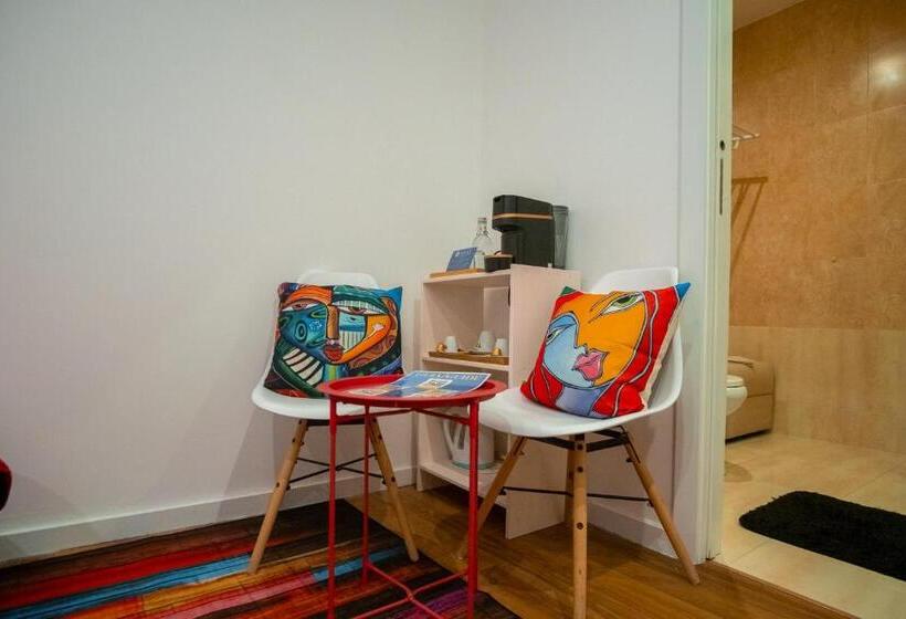 ベッドアンドブレックファースト Naval Guest House & Bistro