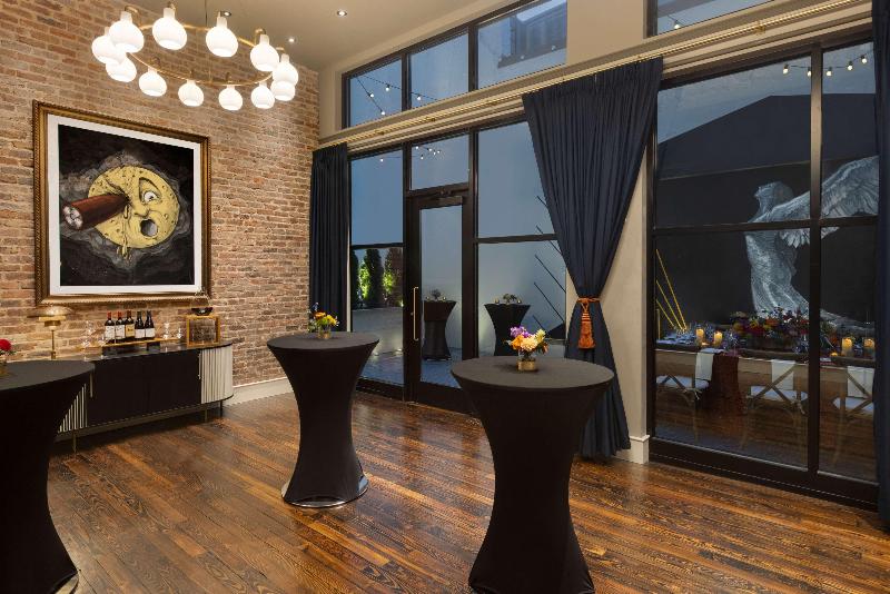 Отель 106 Jefferson Huntsville, Curio Collection By Hilton