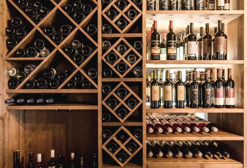 Отель Arietes Marmont Resort