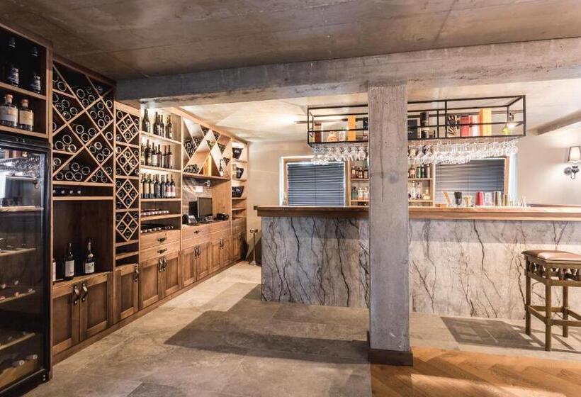 Отель Arietes Marmont Resort