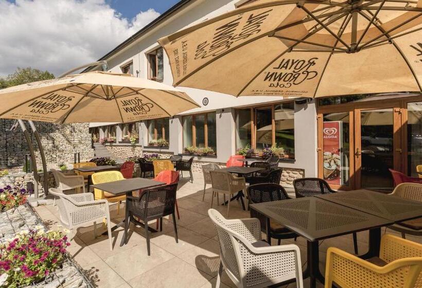 Отель Arietes Marmont Resort