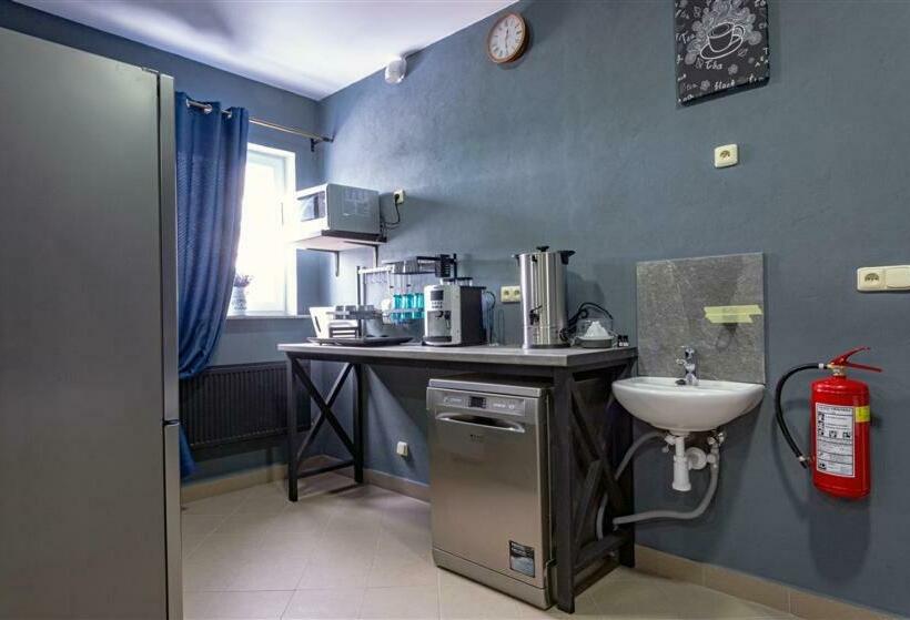 מלון כמוסות Hostel Iron Cube