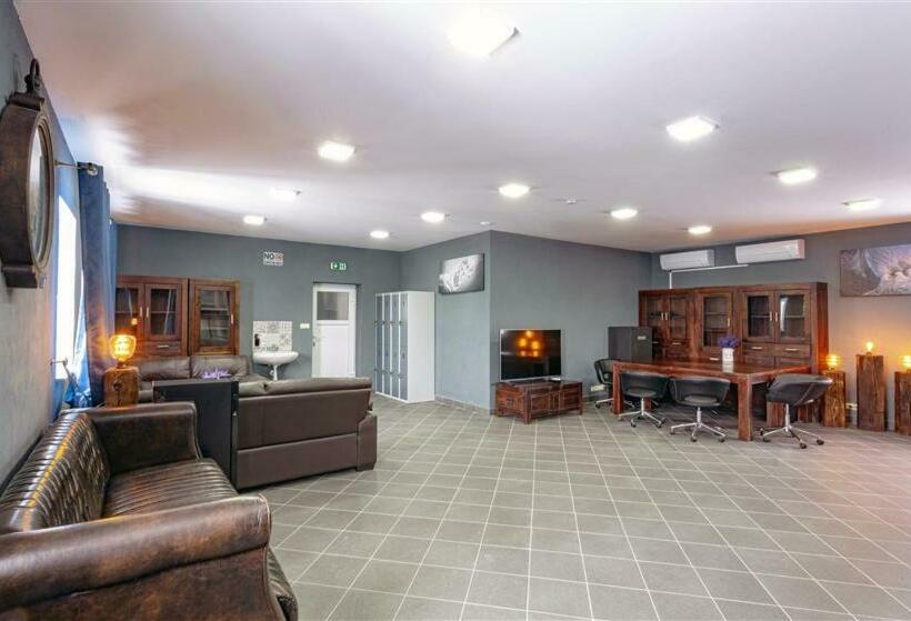 מלון כמוסות Hostel Iron Cube