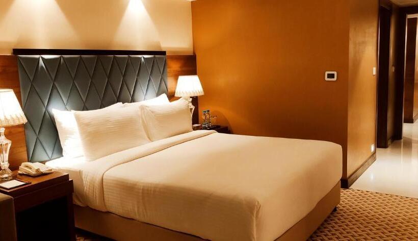 בית מלון כפרי Manjeera Sarovar Premiere