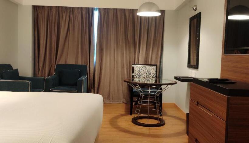 בית מלון כפרי Manjeera Sarovar Premiere