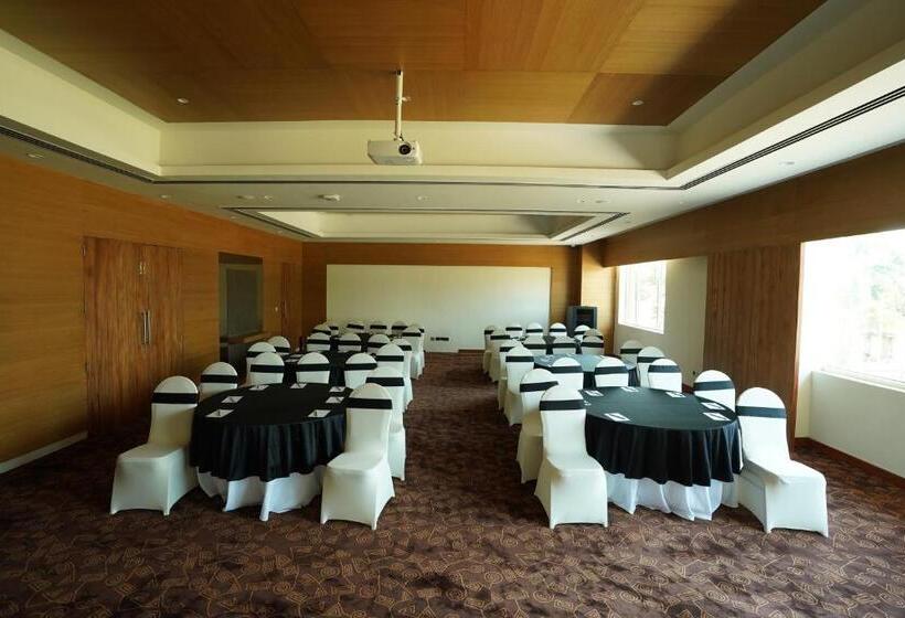 בית מלון כפרי Manjeera Sarovar Premiere