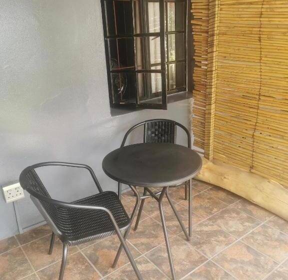 پانسیون Karoozin Village