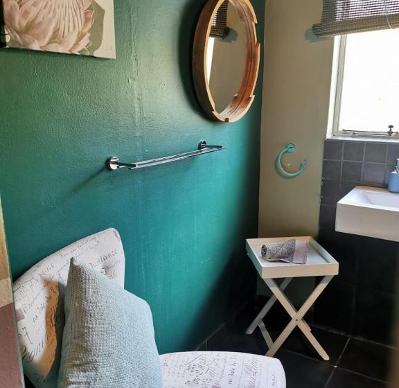 پانسیون Karoozin Village