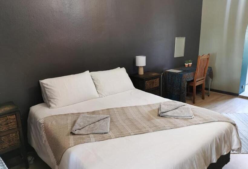 پانسیون Karoozin Village