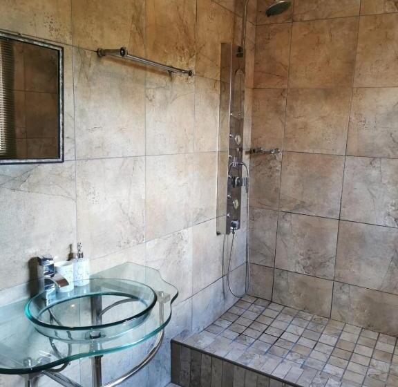 پانسیون Karoozin Village