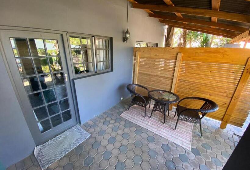 پانسیون Karoozin Village