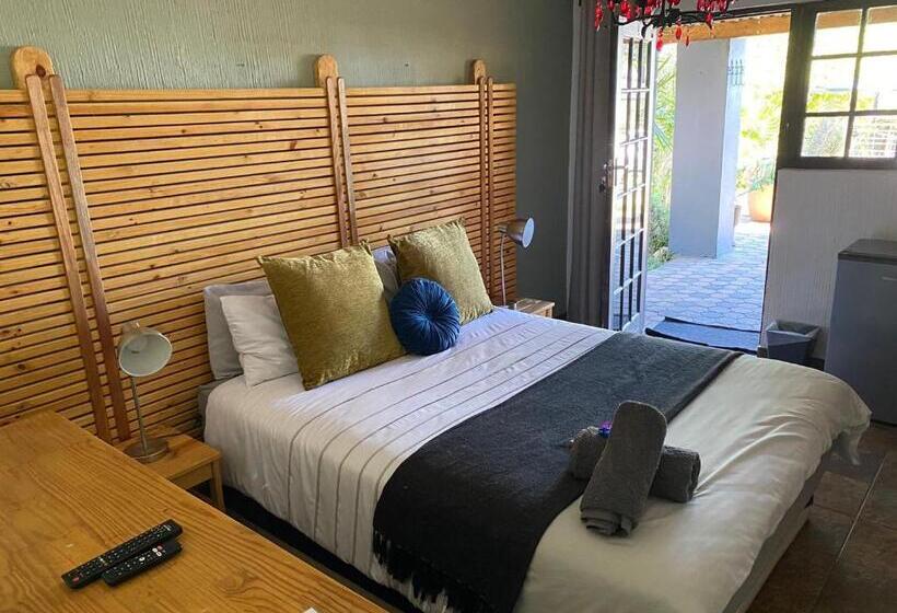 پانسیون Karoozin Village