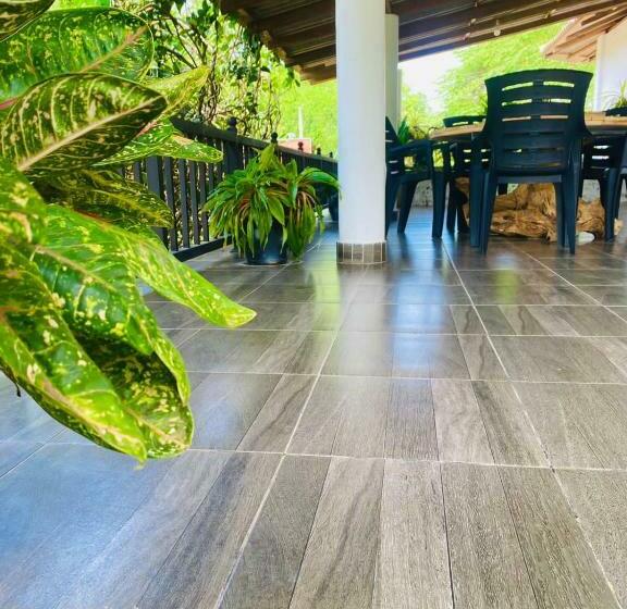 Пансион Thambara Gueust House