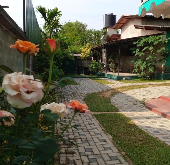 פנסיון Thomasha Homestay & Tuk Tuk Service