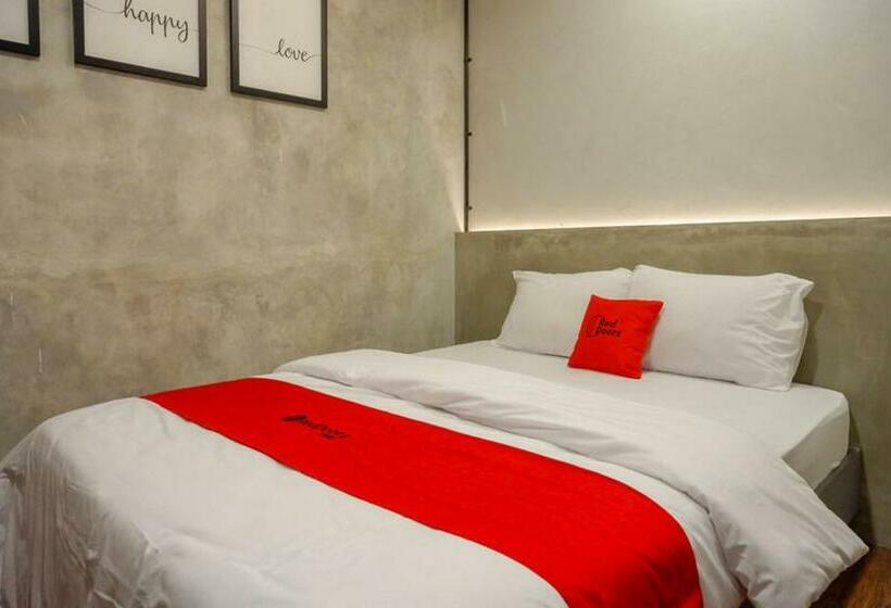 호텔 Reddoorz Plus Near Kawasan Sam Poo Kong Semarang