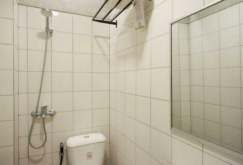 호텔 Reddoorz Plus Near Kawasan Sam Poo Kong Semarang