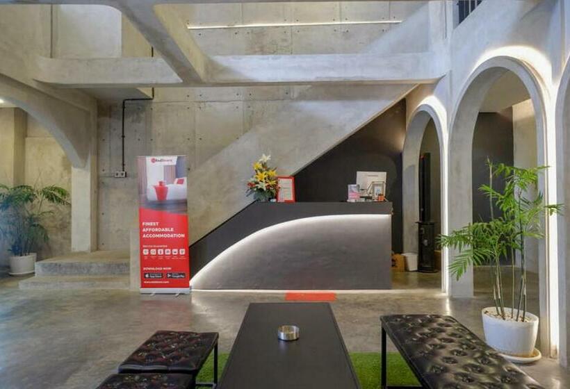 호텔 Reddoorz Plus Near Kawasan Sam Poo Kong Semarang